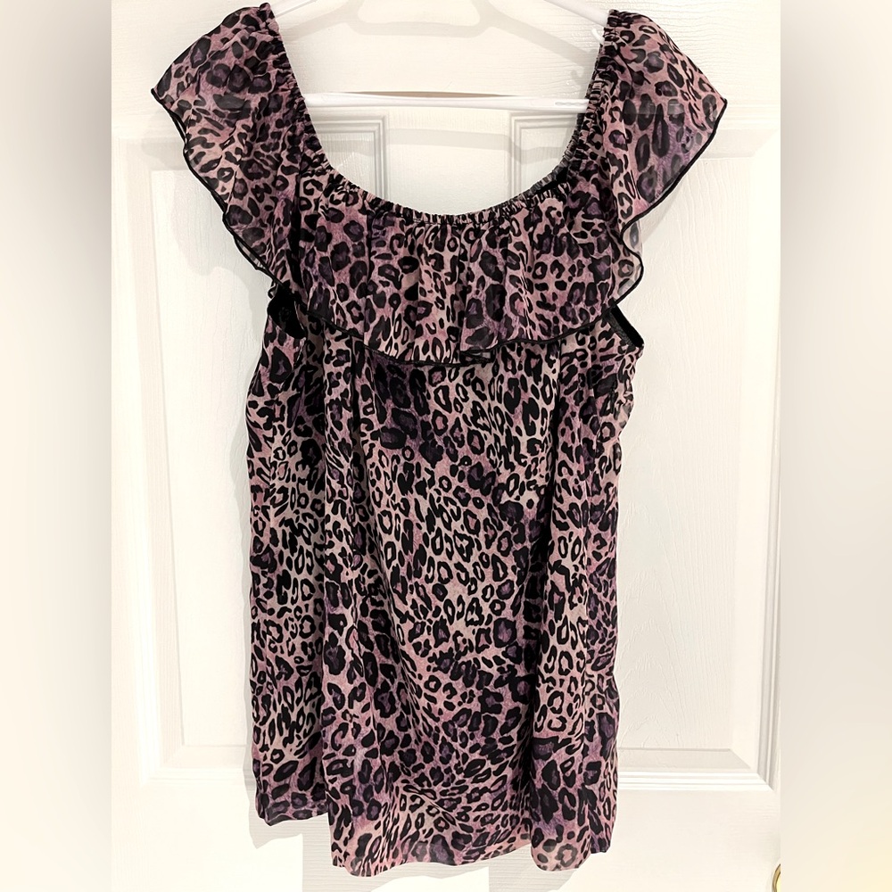 Top XL can fit Large 
New 
 leopard print side, zipper